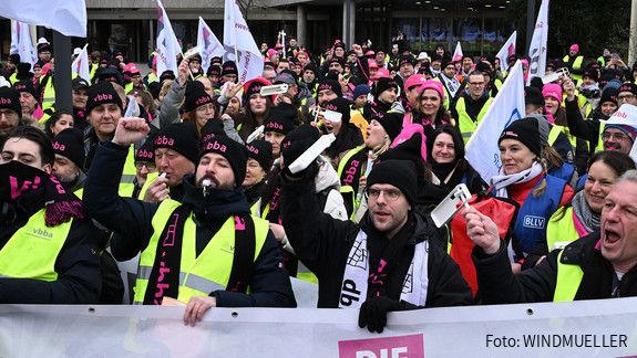 Warnstreik in Nürnberg - 20.2.2025 Das Foto zeigt die Warnstreik-Demo am 20.2.2025 vor der Bundesagentur für Arbeit in Nürnberg.