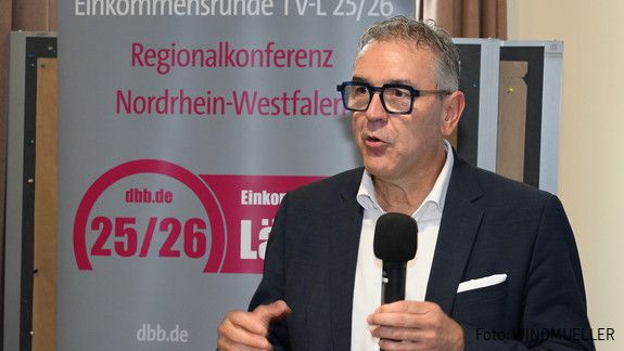 Regionalkonferenzen gestartet: Länder müssen konkurrenzfähiger werden Das Foto zeigt dbb-Vize Andreas Hemsing während seiner Rede. Er hält ein Mikrofon in der Hand.