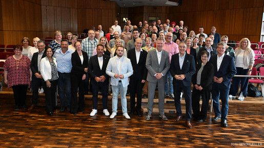 Gruppenfoto von etwa 80 Menschen in einem Hörsaal