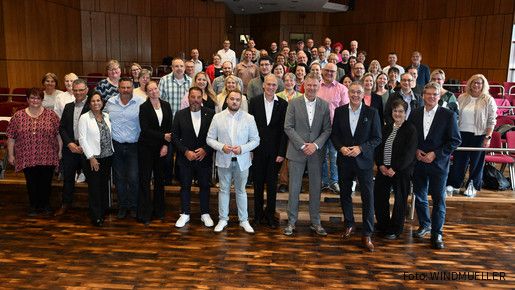 Gruppenfoto von etwa 80 Menschen in einem Hörsaal