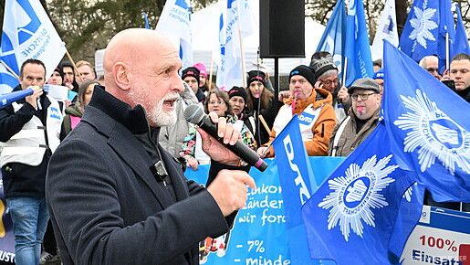 Das Foto zeigt Demonstrierende vor der zweiten Verhandlungsrunde in Potsdam.