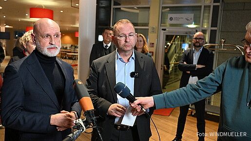 Ein Mann in Anzug gibt ein Interview 