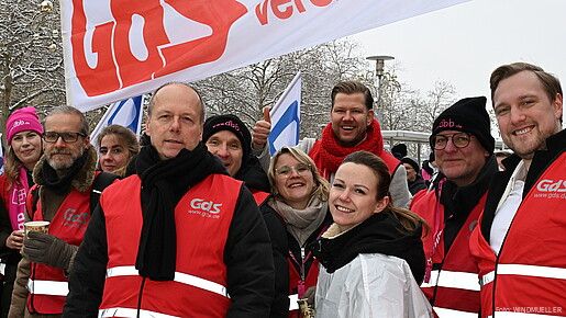 Das Foto zeigt demonstrierende Beschäftigte des öffentlichen Dienstes in Magdeburg.