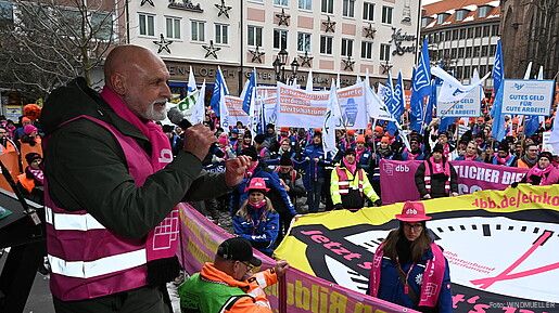 Das Foto zeigt Beschäftigte des öffentlichen Dienstes auf der Demo in Nürnberg am 2.2.2026.