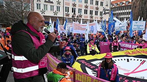 Das Foto zeigt Beschäftigte des öffentlichen Dienstes auf der Demo in Nürnberg am 2.2.2026.