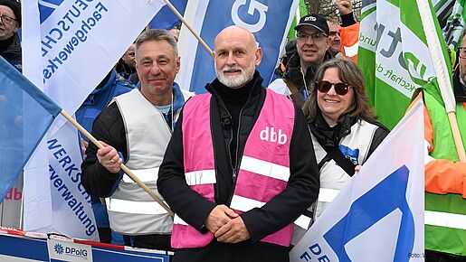 Das Foto zeigt Beschäftigte des öffentlichen Dienstes auf der Demo in Potsdam zum Auftakt der dritten Verhandlungsrunde am 11. Februar 2026.