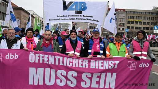 Zu sehen sind Impressionen von der dbb Demo in Nürnberg am 13. März 2025.