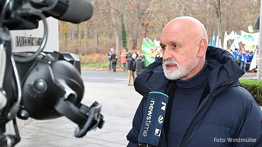 Das Foto zeigt den dbb-Bundesvorsitzenden im Gespräch mit der Presse.