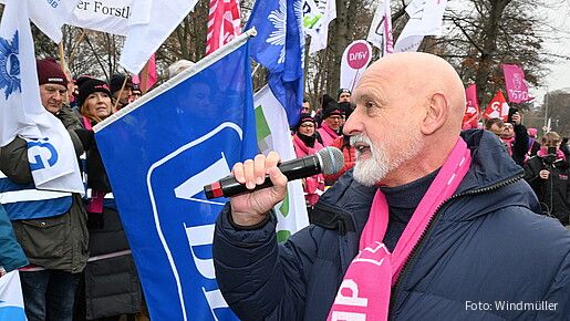 Das Foto zeigt Volker Geyer, den Bundesvorsitzenden des dbb, während einer Rede vor Demostrierenden.