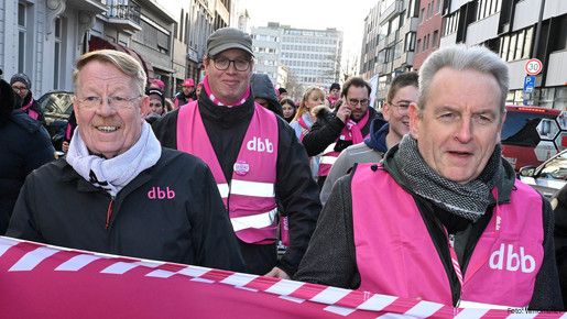 Das Foto zeigt die Auftaktdemonstration des dbb zur Einkommensrunde Bund und Kommunen in Aachen.