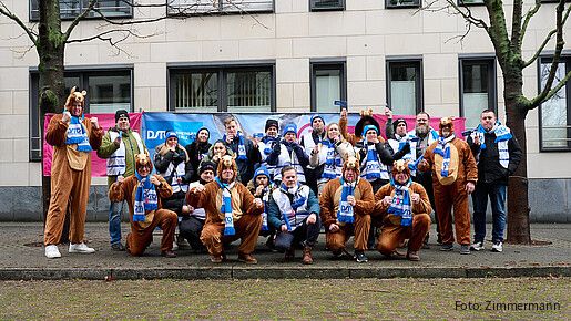 Das Foto zeigt demonstrierende Beschäftigte des öffentlichen Dienstes in Mainz.