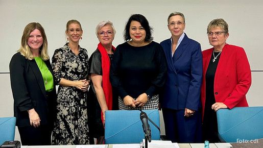 Hauptversammlung - Geschäftsführung der dbb frauen Das Gruppenfoto zeigt die Geschäftsführung der dbb frauen: Synnöve Nüchter, Tanja Küsgens, Sabine Schuhmann, Milanie Kreutz, Michaela Neersen und Elke Janßen.