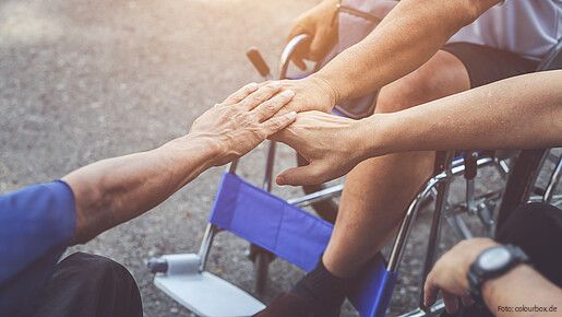 Menschen mit und ohne Behinderung reichen sich die Hände