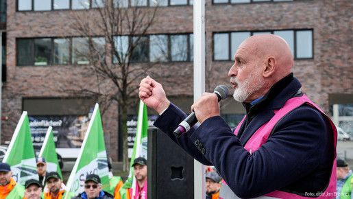 Das Foto zeigt die Demonstration der Beschäftigten der Autobahn GmbH in Berlin.