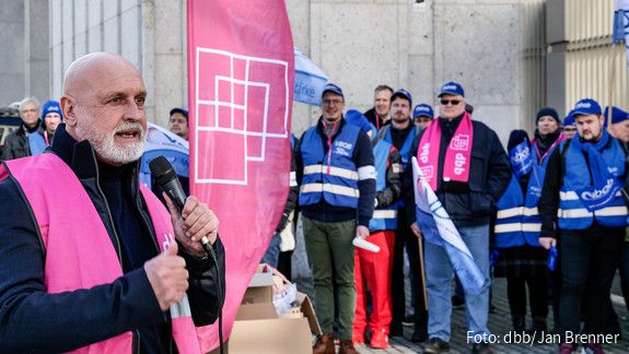Kein gutes Personal ohne faire Einkommen Das Foto zeigt die VBOB-Demo vorm BND-Gebäude in Berlin am 3.3.2025.