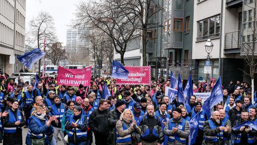 Menschen in blauen Warnwesten demonstrieren in Berlin.