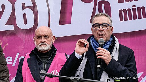 Das Foto zeigt Demonstrierende vor dem Bundesrat in Berlin.