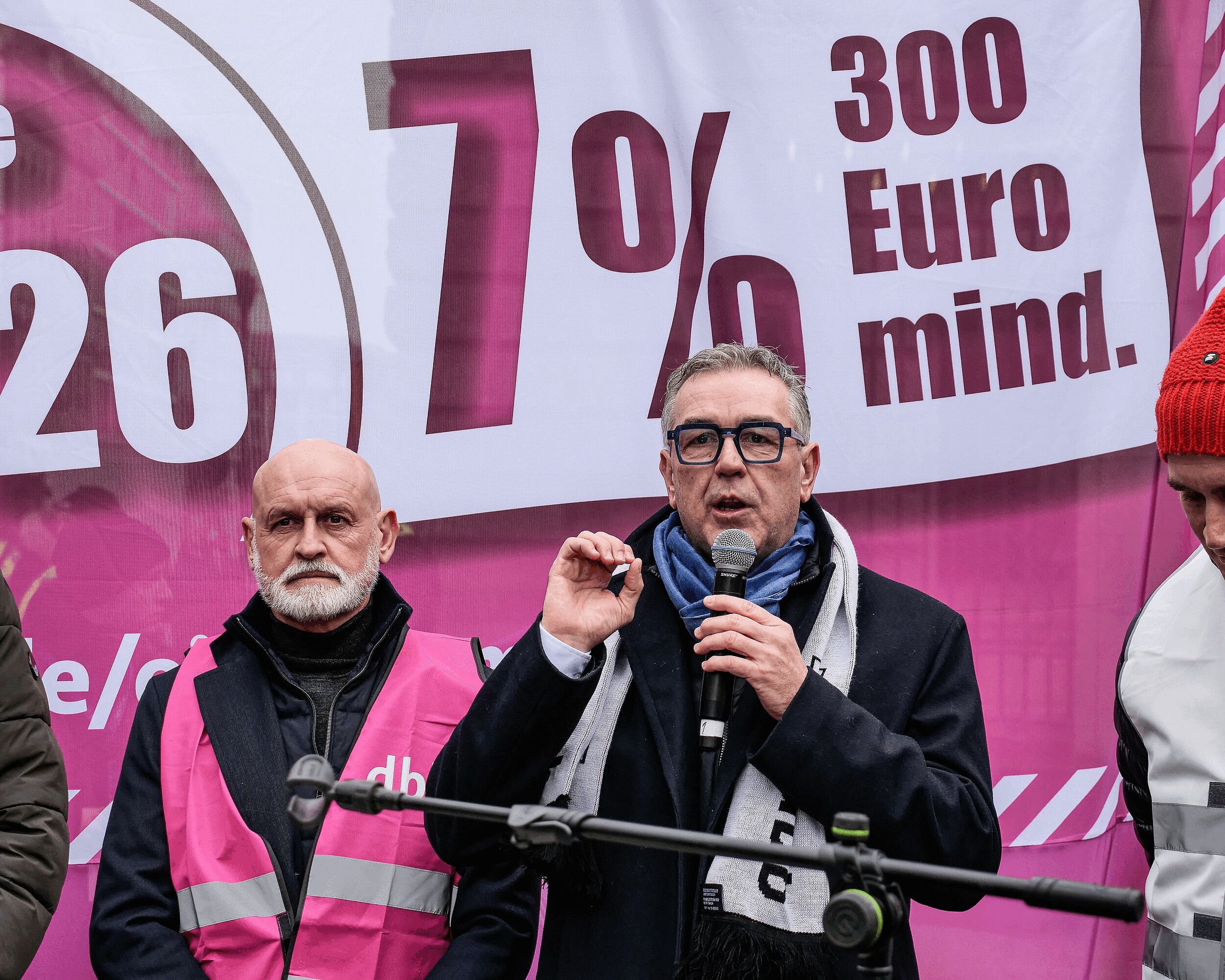 Das Foto zeigt Demonstrierende vor dem Bundesrat in Berlin.
