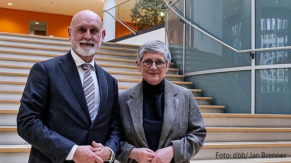 Geyer trifft Hasselmann Das Foto zeigt dbb-Chef Volker Geyer und Britta Haßelmann, Co-Fraktionschefin der Grünen im Bundestag. Beide stehen nebeneinander auf einer Treppe.