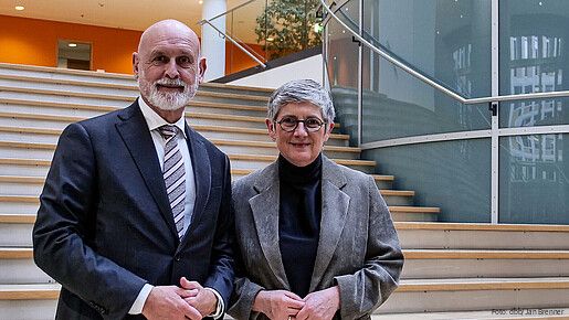 Das Foto zeigt dbb-Chef Volker Geyer und Britta Haßelmann, Co-Fraktionschefin der Grünen im Bundestag. Beide stehen nebeneinander auf einer Treppe.