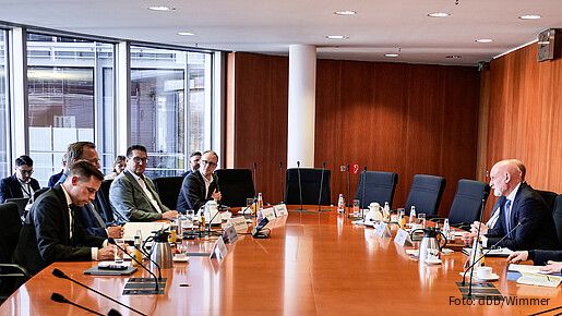 Das Bild zeigt Mitglieder des Innenausschusses des Deutschen Bundestags und dbb-Chef Volker Geyer an einem großen Konferenztisch