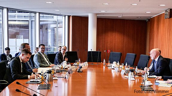 Das Bild zeigt Mitglieder des Innenausschusses des Deutschen Bundestags und dbb-Chef Volker Geyer an einem großen Konferenztisch