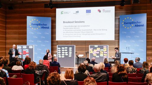 Europäischer Abend Auf der Bühne stellen die drei Leiterinnen und Leiter die Ergebnisse der Workshops vor