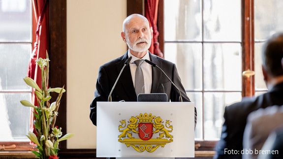 Geyer warnt vor Polarisierung der Gesellschaft Das Foto zeigt Volker Geyer am Rednerpult.