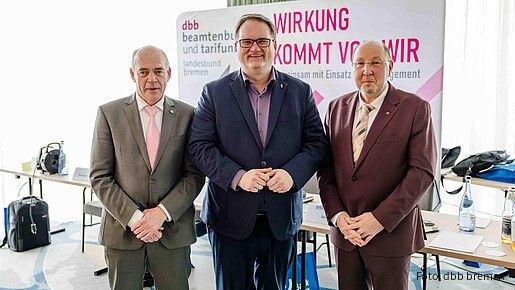 Das Foto zeigt Olaf Wietschorke, Vorsitzender dbb bremen, Bürgermeister und Finanzsenator Björn Fecker und Heini Schmitt, Fachvorstand Beamtenpolitik und stellvertretender Vorsitzender des dbb.