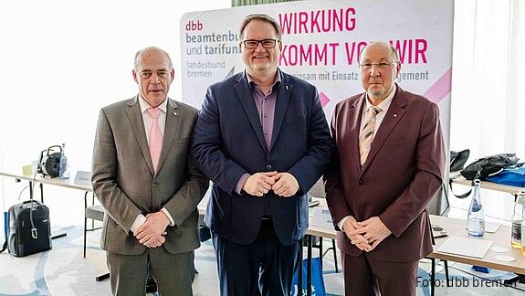 Das Foto zeigt Olaf Wietschorke, Vorsitzender dbb bremen, Bürgermeister und Finanzsenator Björn Fecker und Heini Schmitt, Fachvorstand Beamtenpolitik und stellvertretender Vorsitzender des dbb.