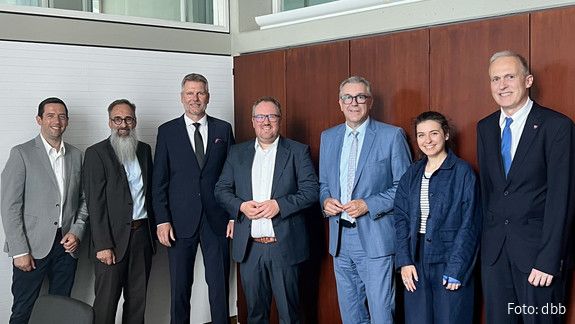 Altersteilzeit für Schwerbehinderte in Baden-Württemberg bis Ende 2030 beschlossen Das Gruppenfoto zeigt Wolf-Dietrich Waldsauer, Joachim Wurster, Kai Rosenberger, Alexander Ohmenzetter, Andreas Hemsing, Tatjana Ivanizky und Jörg Feuerbacher (von links).