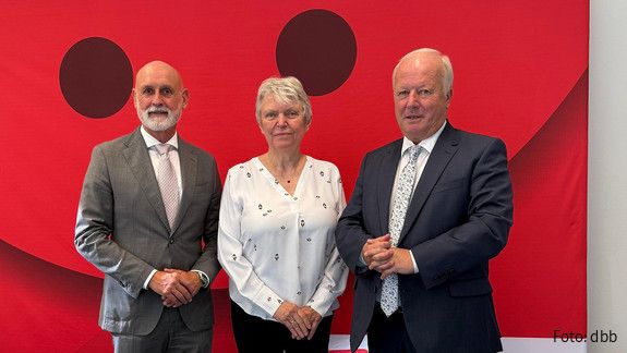 Sozialwahlen: Online-Teilnahme ermöglichen, Beteiligung stärken Das Foto zeigt dbb Chef Volker Geyer, Doris Barnett und Peter Weiß.