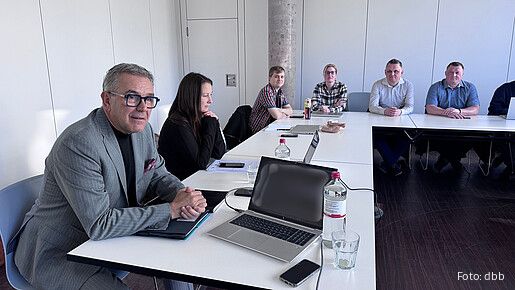 Menschen sitzen in einem Seminarraum und diskutieren