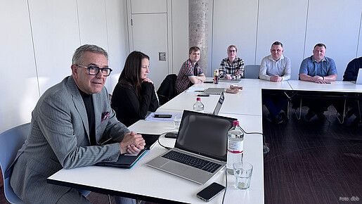 Menschen sitzen in einem Seminarraum und diskutieren