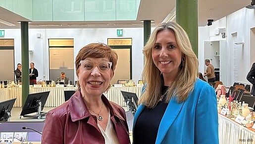 Susanne Lin-Klitzing, Vorsitzende der dbb Fachkommission Schule, Bildung und Wissenschaft, und die Bayerns Kultusministerin Anna Stolz, derzeit Präsidentin der Kultusministerkonferenz (KMK).