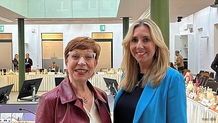 Susanne Lin-Klitzing, Vorsitzende der dbb Fachkommission Schule, Bildung und Wissenschaft, und die Bayerns Kultusministerin Anna Stolz, derzeit Präsidentin der Kultusministerkonferenz (KMK).