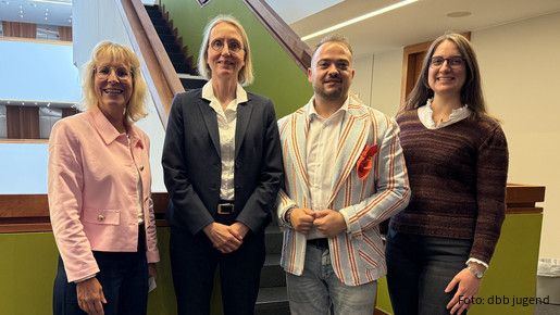 Bundesbeamt*innen: dbb jugend pocht auf Rückführung der Arbeitszeit Das Gruppenfoto zeigt dbb-Juristin Alexia Tepke, Ministerialdirektorin Katrin Walter, dbb jugend-Chef Matthäus Fandrejewski und Viktoria Matzen, Referentin bei der dbb jugend.