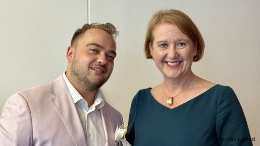 Gespräch mit Lisa Paus - Fandrejewski forder Fachkarrieren Das Foto zeigt Matthäus Fandrejewski, Vorsitzender der dbb jugend, und die Grünen-Politikerin Lisa Paus.