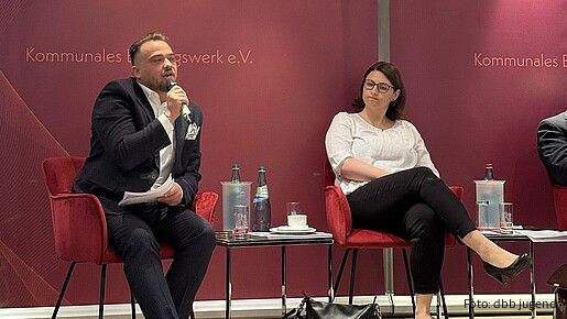Das Foto zeigt Matthäus Fandrejewski, den Vorsitzenden der dbb jugend, während der Podiumsdiskussion.