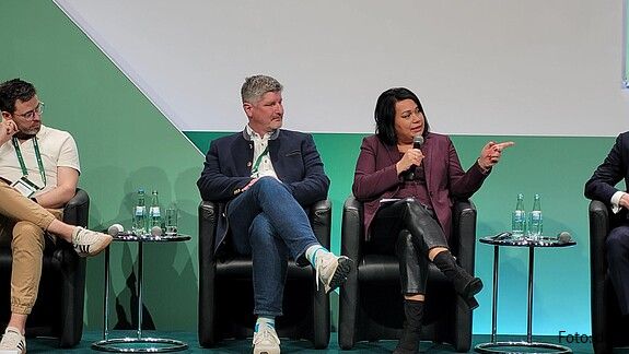 Das Foto zeigt Milanie Kreutz, stellvertretende Vorsitzende des dbb, während der Podiumsdiskussion.