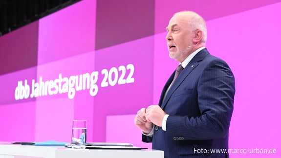 dbb Chef Ulrich Silberbach bei der dbb Jahrestagung 2022