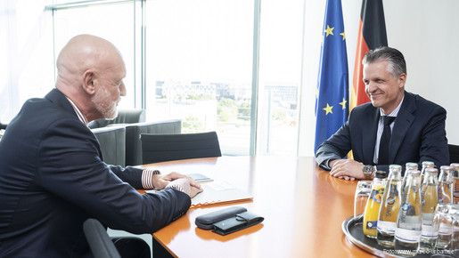 dbb-Chef Volker Geyer und Kanzleramtsminister Thorsten Frei